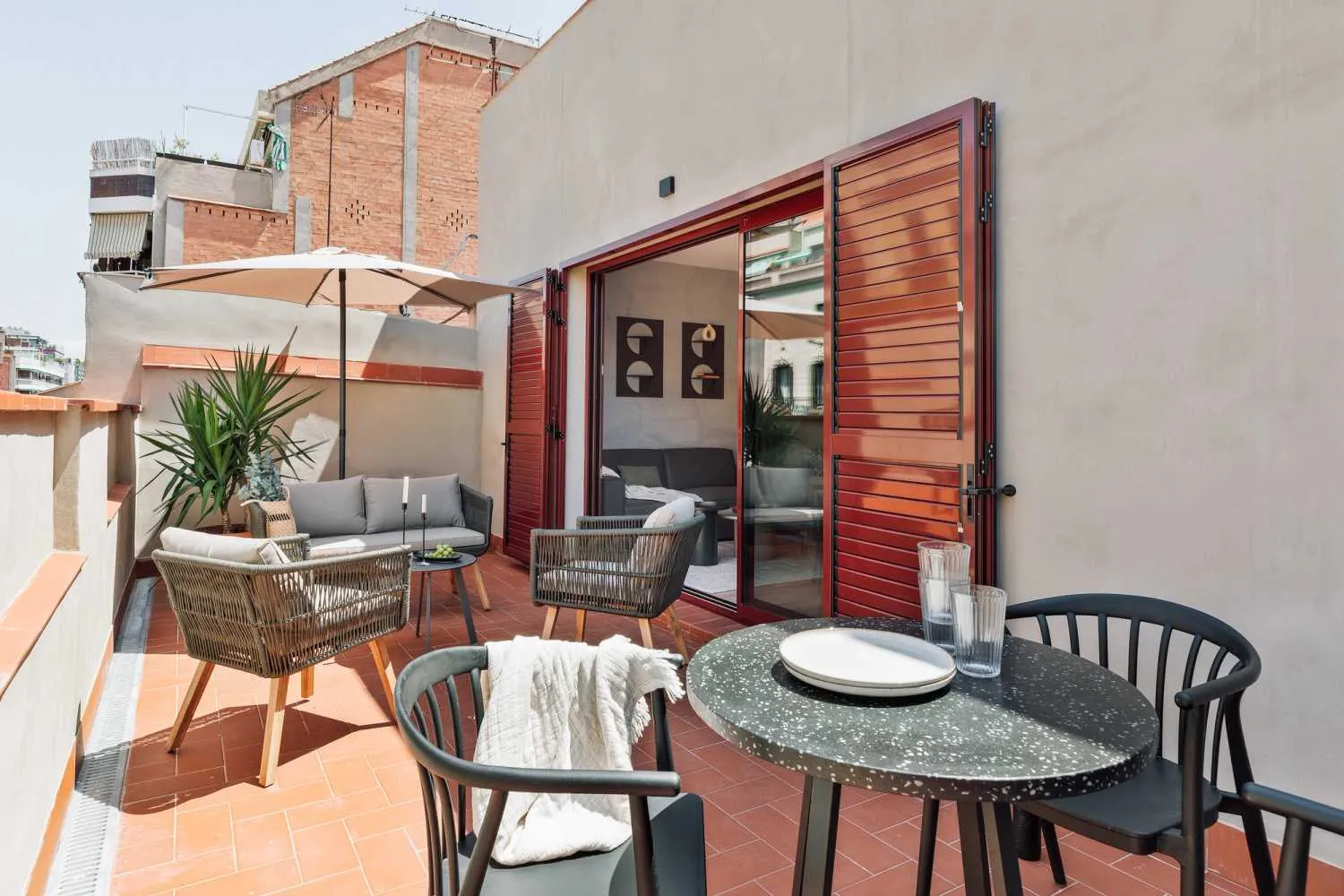 Elegant 115m2 Barcelona Flat With Ultra-fast Wifi, External Displays & Chef's Kitchen #2