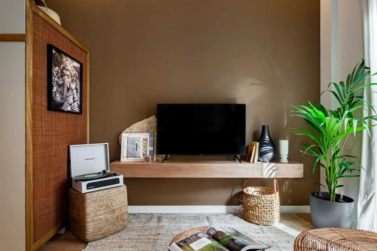 Modern 2-bed Flat With Pro Workspace & Streaming Setup In Barcelona's Creative District #5