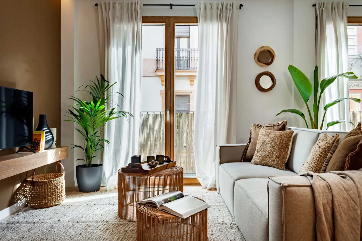Modern 2-bed Flat With Pro Workspace & Streaming Setup In Barcelona's Creative District #3