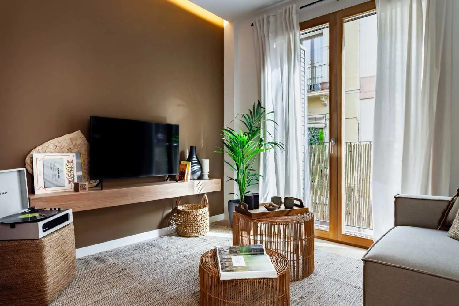 Modern 2-bed Flat With Pro Workspace & Streaming Setup In Barcelona's Creative District #4