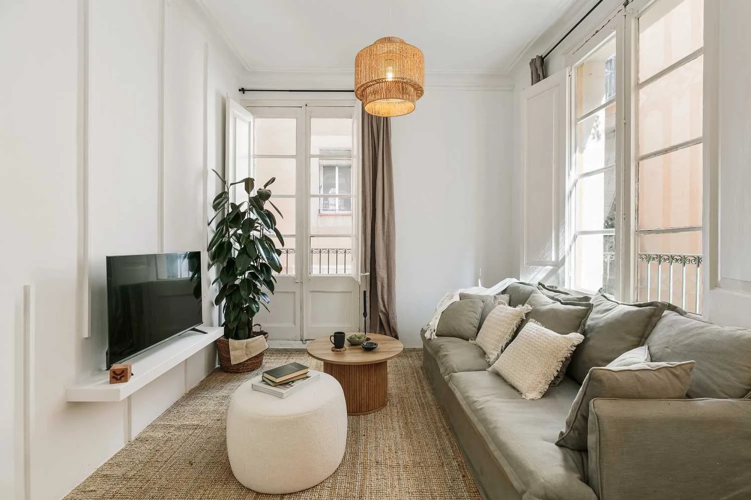 Curated 2-bed Flat With Gigabit Internet & Pro Workspace In Barcelona #2