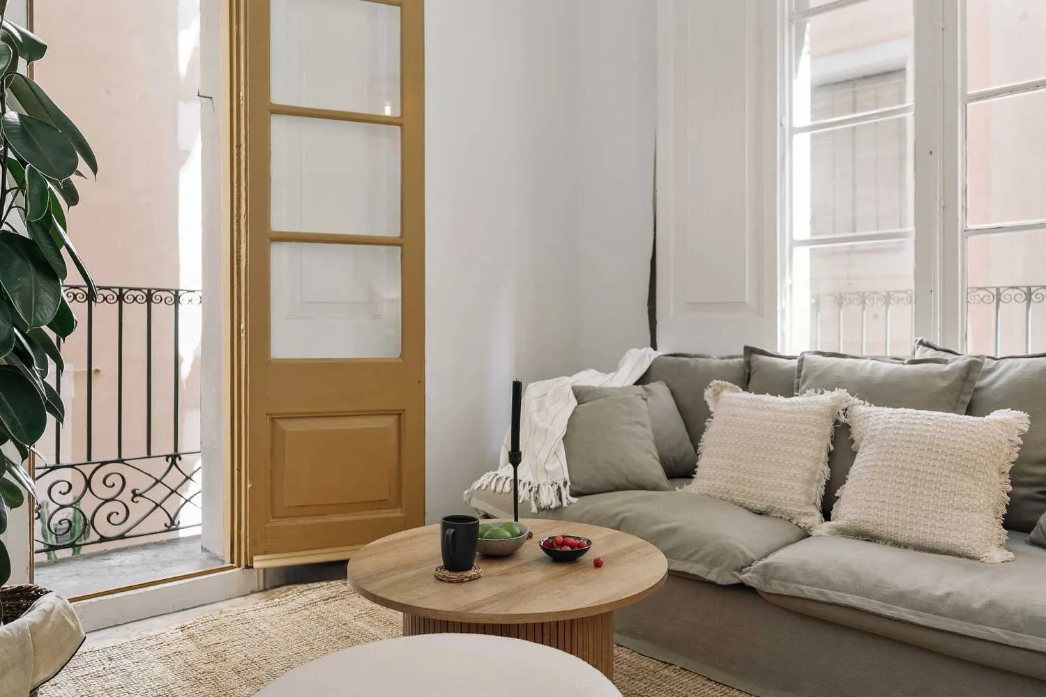 Curated 2-bed Flat With Gigabit Internet & Pro Workspace In Barcelona #3