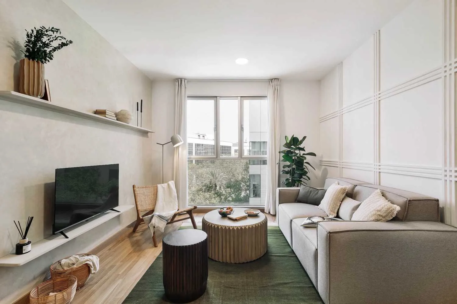 Sophisticated 2br Flat With Gigabit Internet & Studio-ready Workspace In Barcelona #2