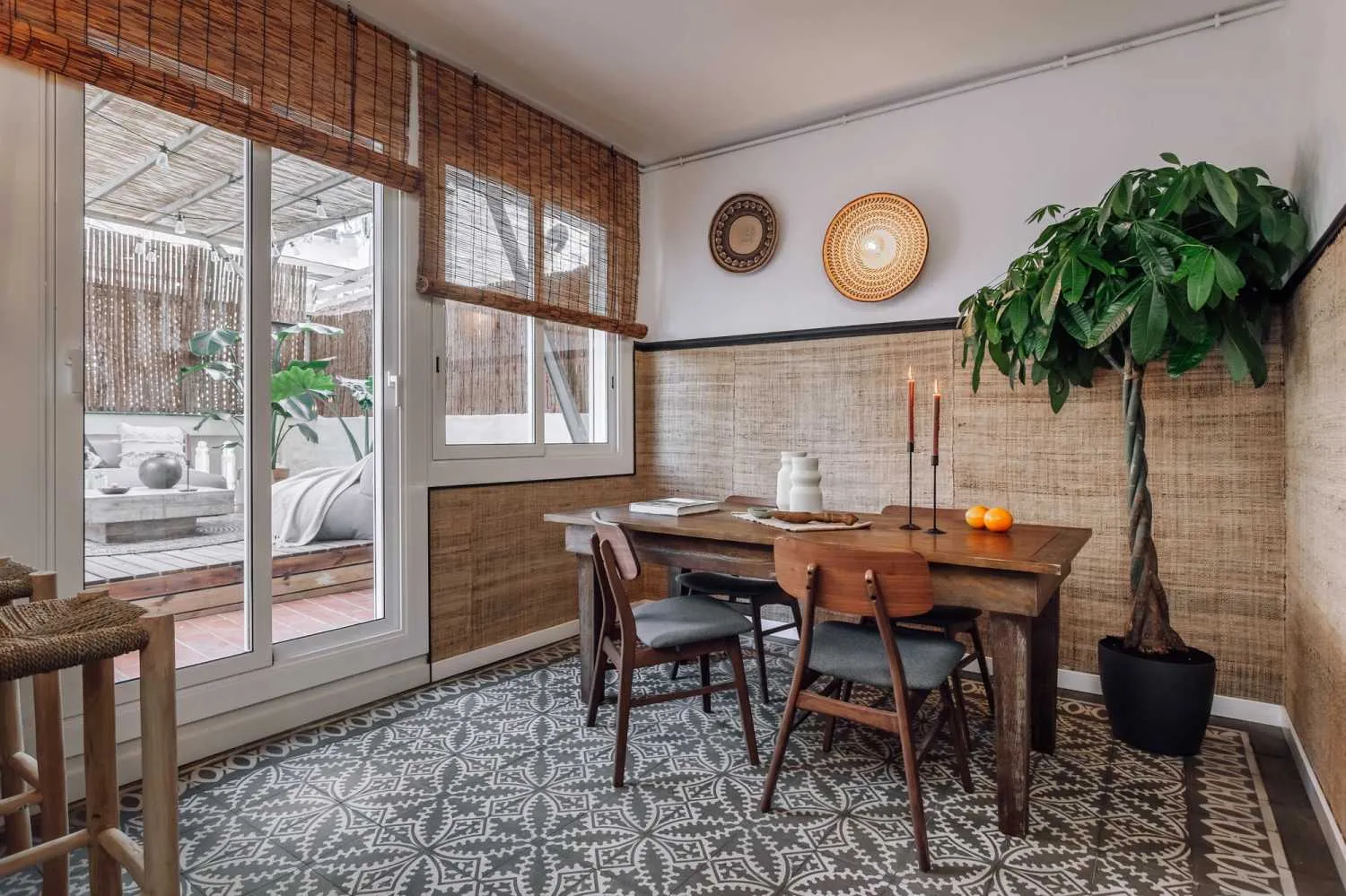 Refined 150m2 Barcelona Flat With Gigabit Internet, Pro Monitors & Streaming Setup #2