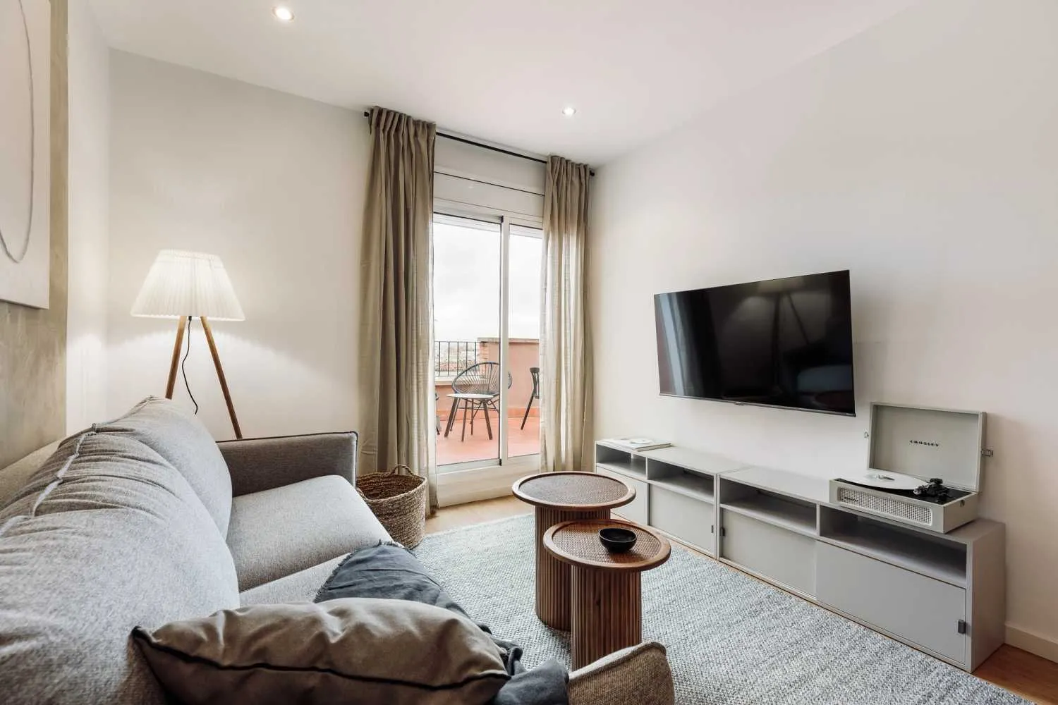 Premium Barcelona Flat With Ultra-fast Wifi, Pro Monitors & Chef's Kitchen For Remote Work #2