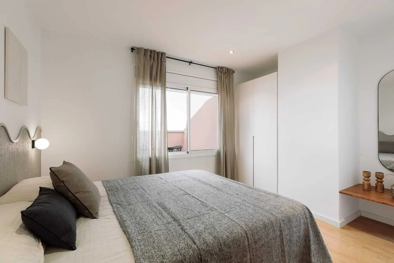 Premium Barcelona Flat With Ultra-fast Wifi, Pro Monitors & Chef's Kitchen For Remote Work #3