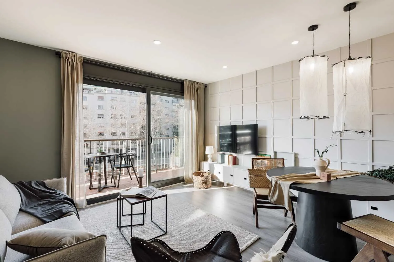 Luxury Barcelona Flat With High-speed Internet & Ergonomic Home Office Setup #3