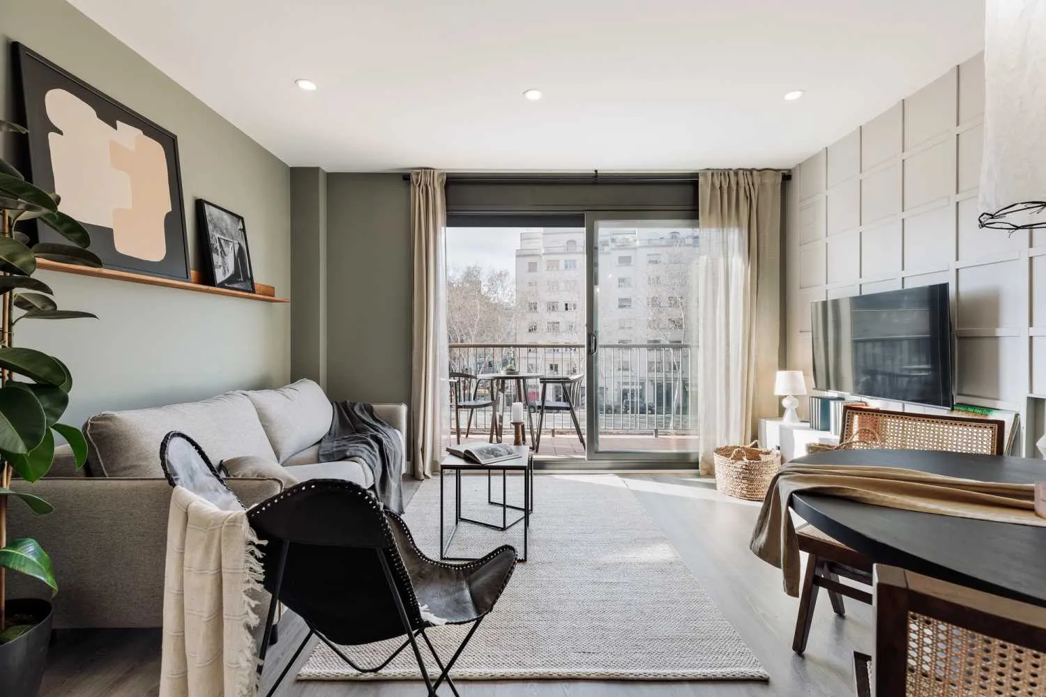 Luxury Barcelona Flat With High-speed Internet & Ergonomic Home Office Setup #4