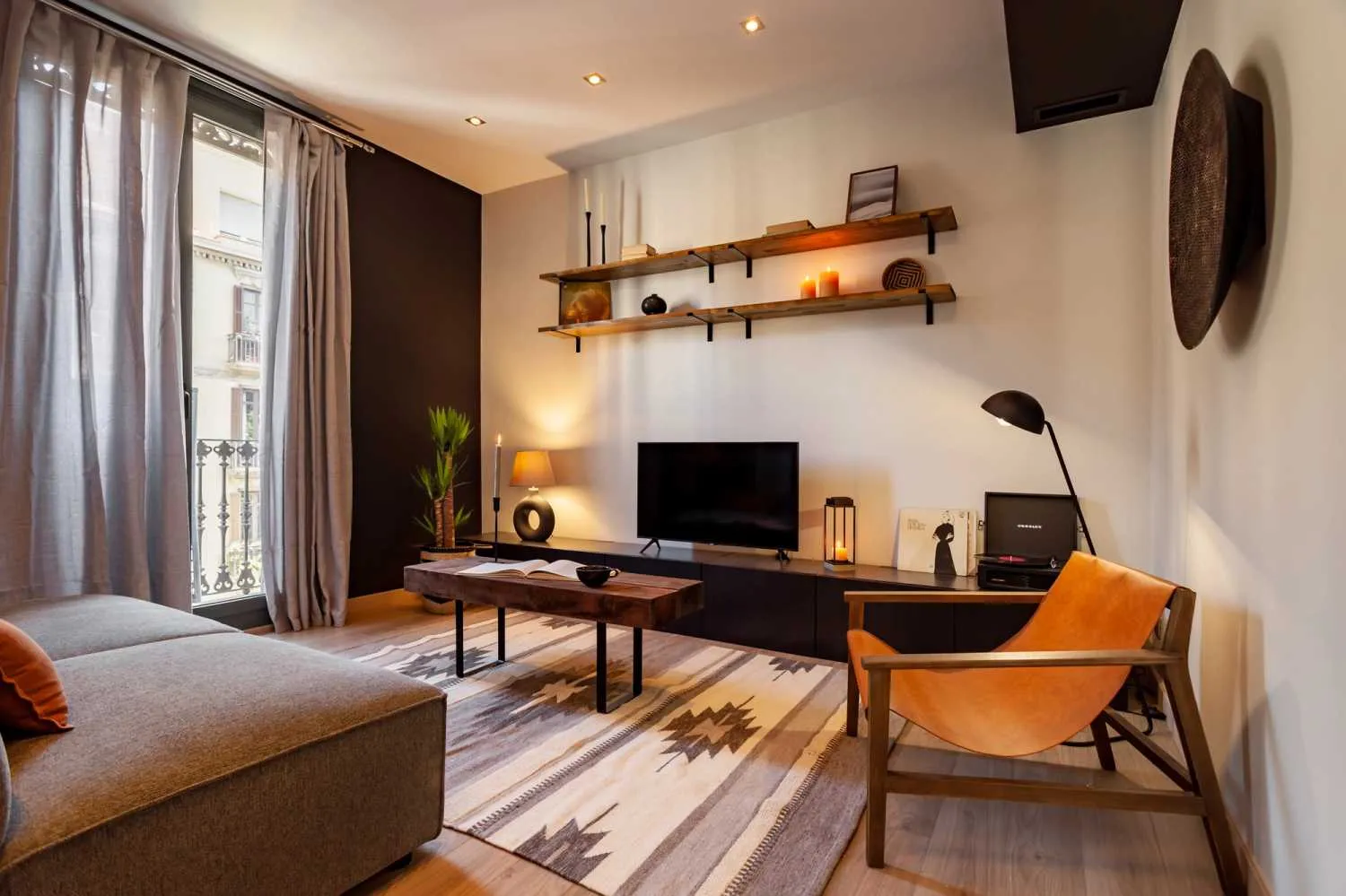 Urban Barcelona Flat With Ultra-fast Wifi, Dual Monitors & Premium Workspace Setup #2