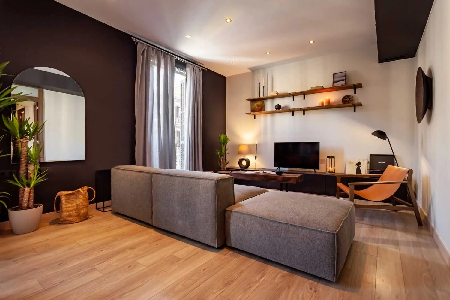 Urban Barcelona Flat With Ultra-fast Wifi, Dual Monitors & Premium Workspace Setup #3
