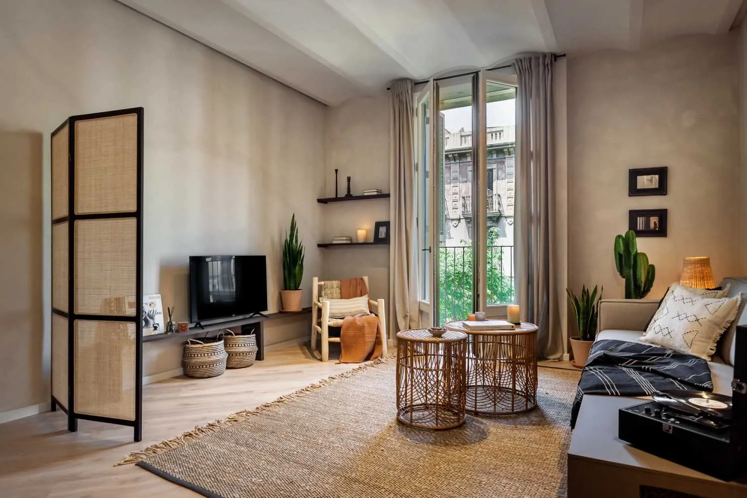 Modern Barcelona Flat With Premium Workspace & Gigabit Internet For Remote Work #3