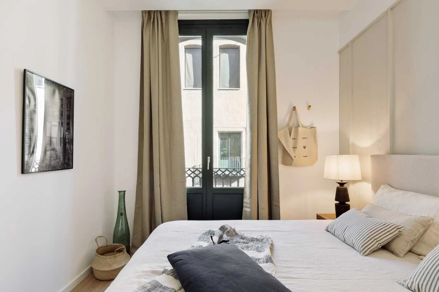 Barcelona 2-bed City Flat With Ultra-fast Wifi, External Displays & Pro Workspace #4