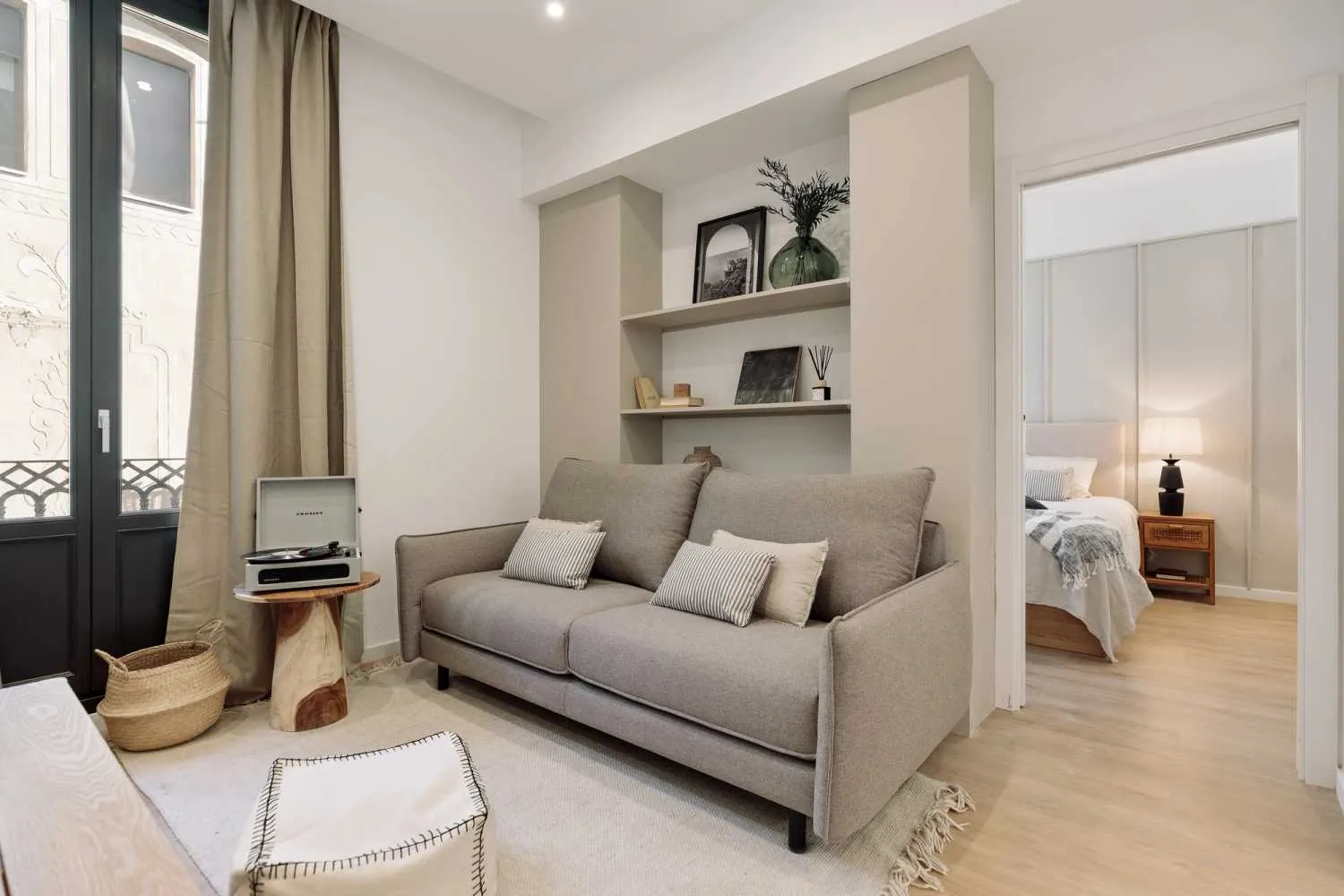 Barcelona 2-bed City Flat With Ultra-fast Wifi, External Displays & Pro Workspace #2
