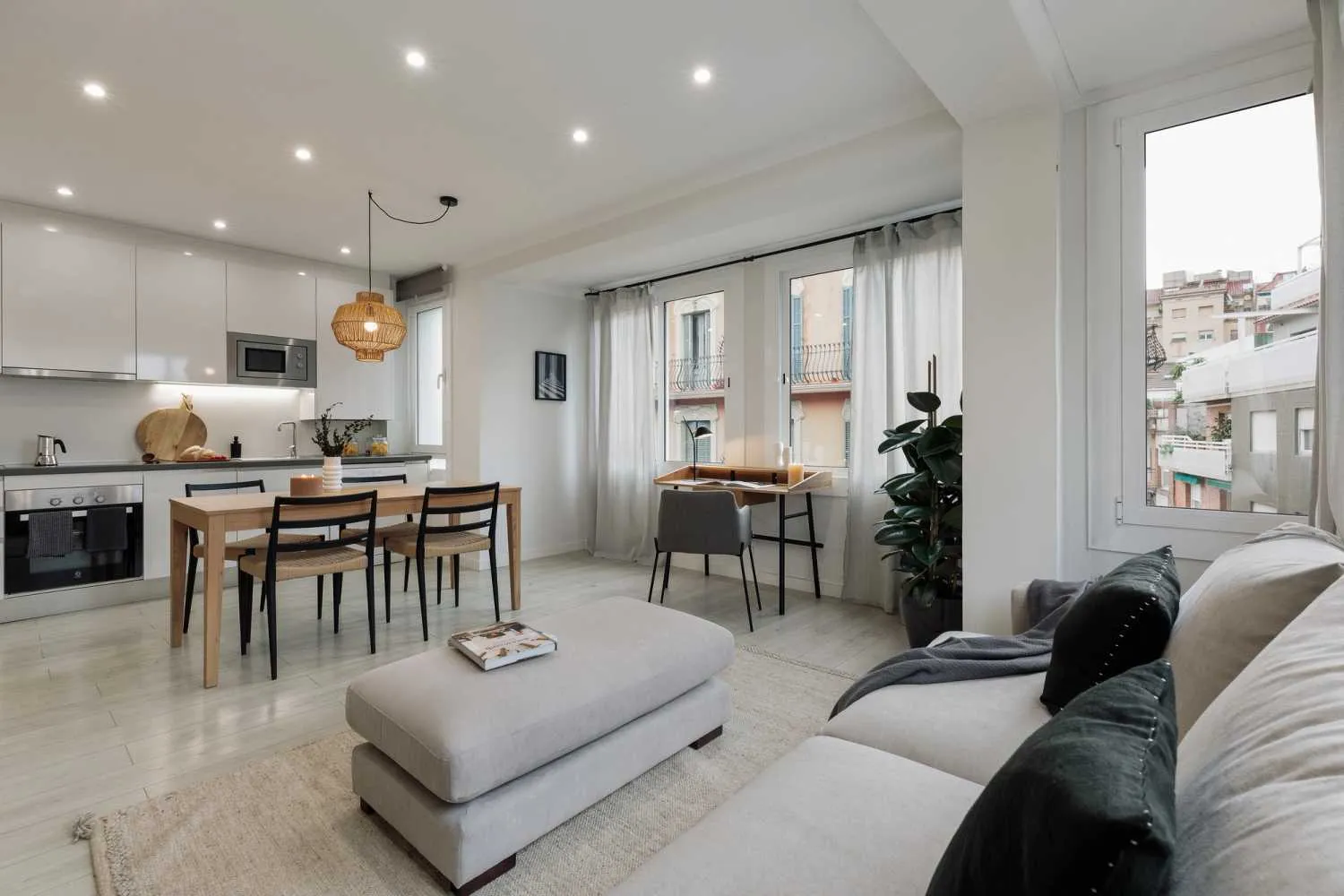 Elegant 2-bed Barcelona Flat With High-speed Fiber And Pro Home Office Setup #2