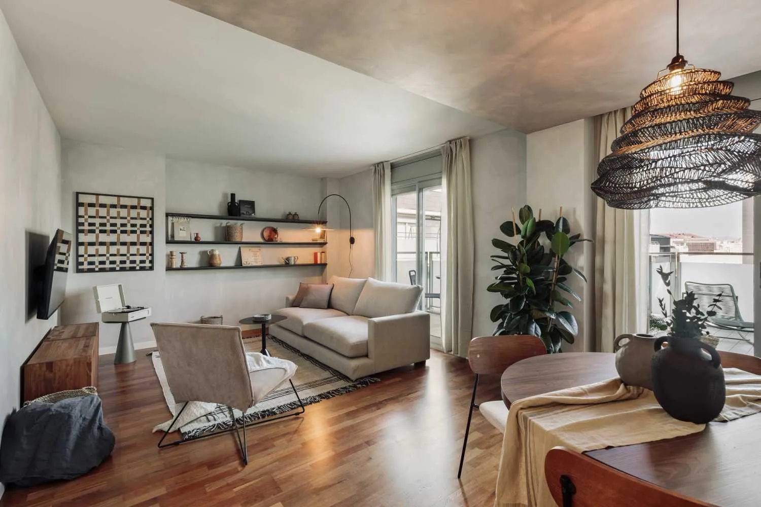 Sleek Barcelona Flat With Gigabit Internet & Dual Monitors For Remote Work Success #2