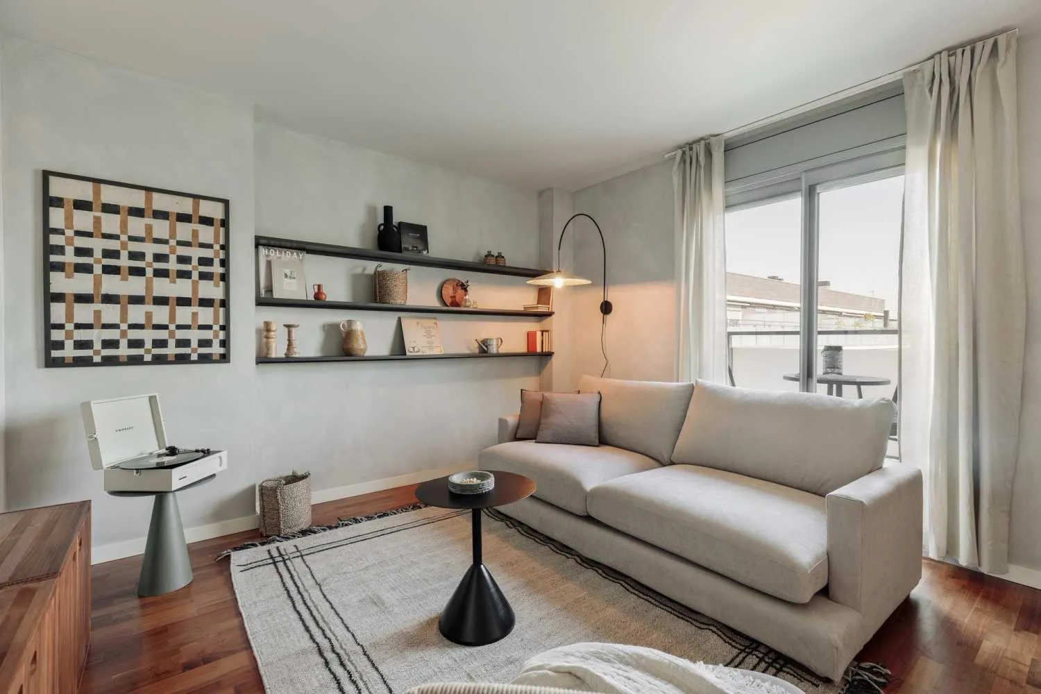 Sleek Barcelona Flat With Gigabit Internet & Dual Monitors For Remote Work Success #5