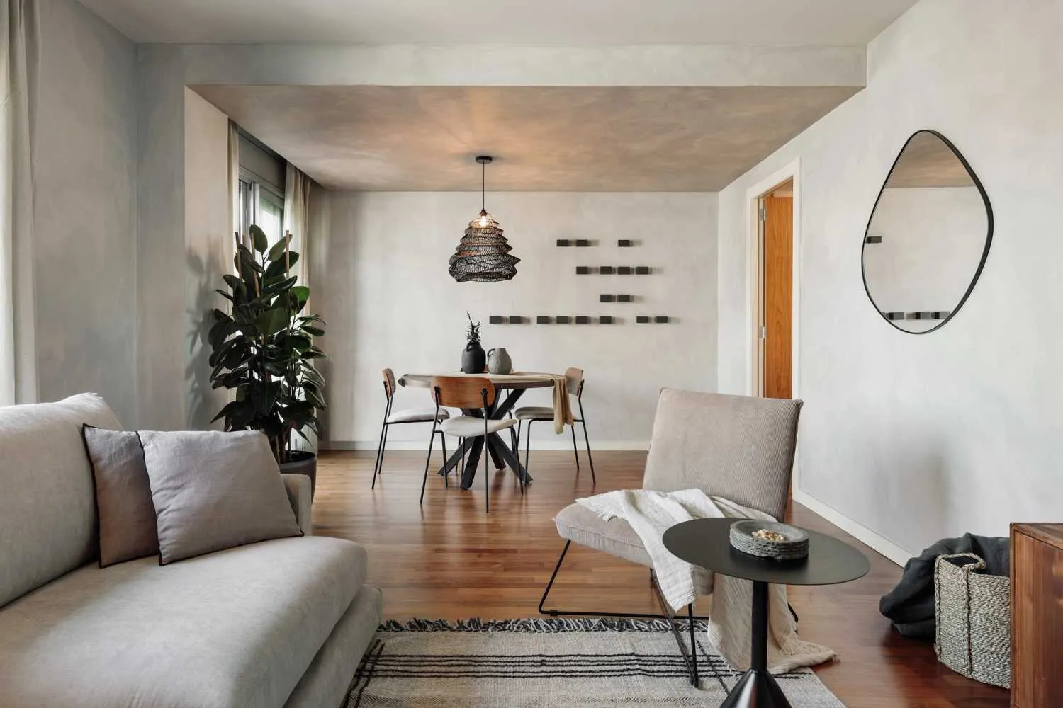 Sleek Barcelona Flat With Gigabit Internet & Dual Monitors For Remote Work Success #4