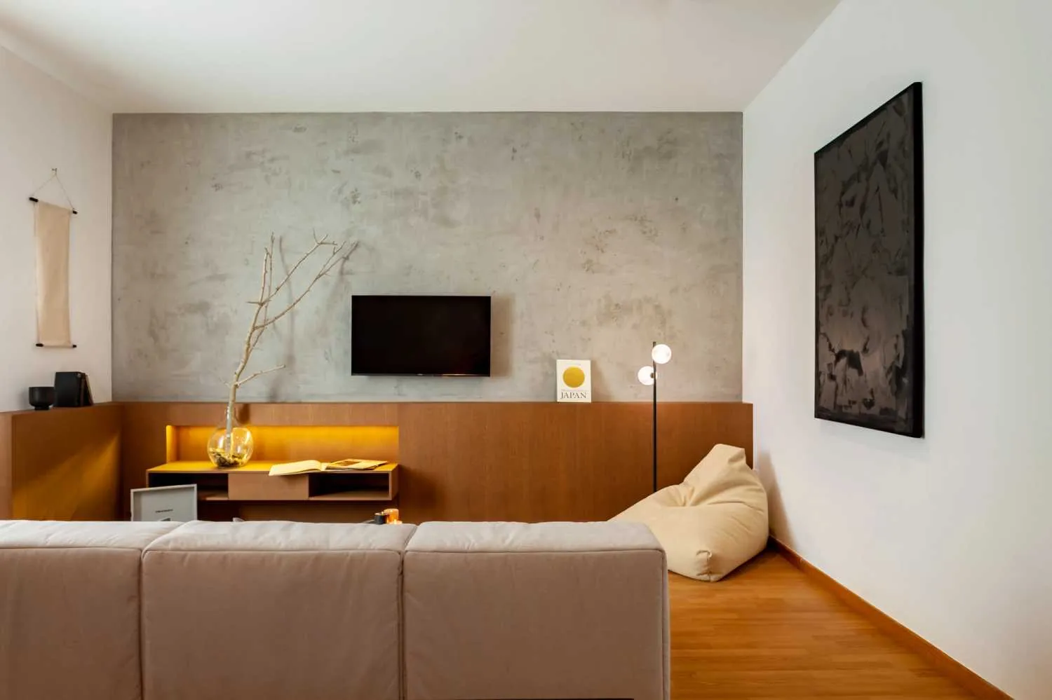 Sophisticated Barcelona Flat With High-speed Fiber & Professional Home Office Setup #3