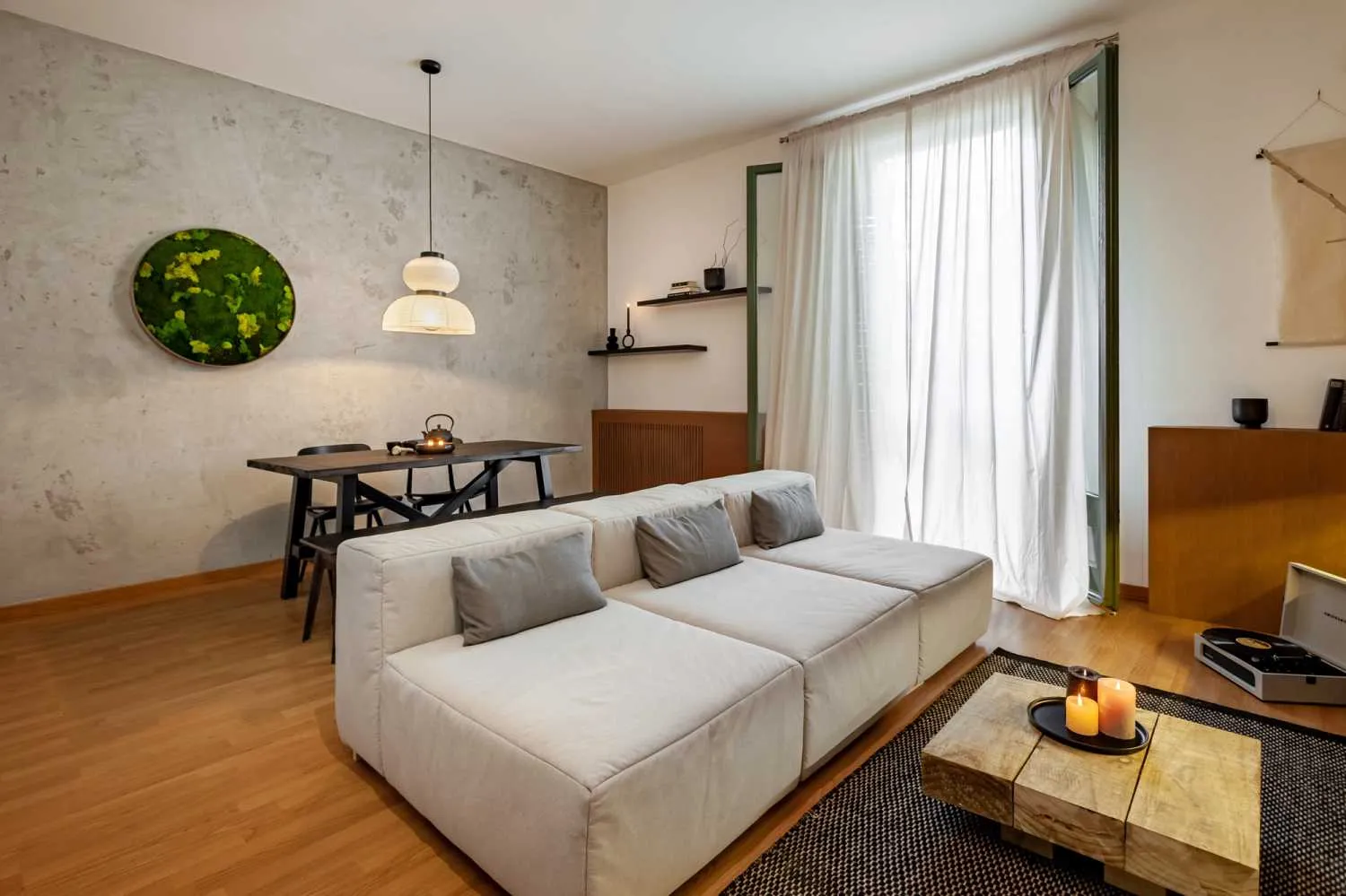 Sophisticated Barcelona Flat With High-speed Fiber & Professional Home Office Setup #4