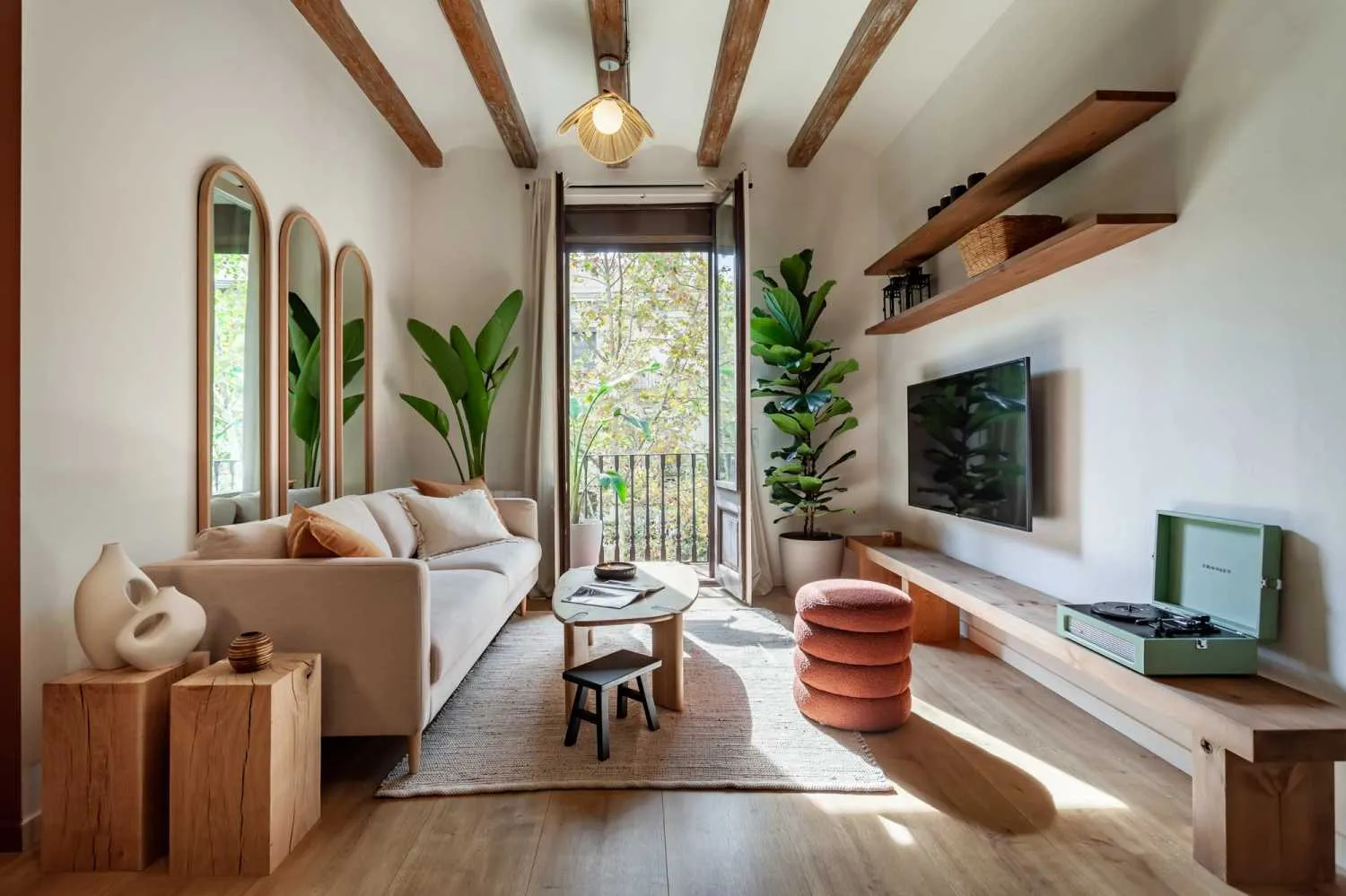 Airy 75m2 Barcelona Flat With Gigabit Internet & Pro Home Office Setup For Remote Work #3
