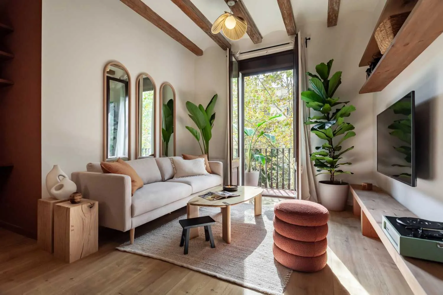 Airy 75m2 Barcelona Flat With Gigabit Internet & Pro Home Office Setup For Remote Work #2