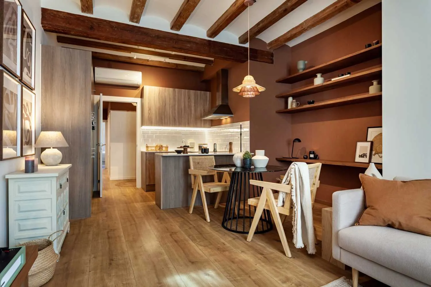 Airy 75m2 Barcelona Flat With Gigabit Internet & Pro Home Office Setup For Remote Work #5