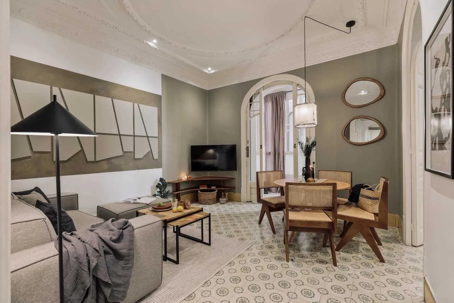 Spacious Barcelona Flat With Gigabit Internet, Dual Monitors & Premium Home Office Setup #2
