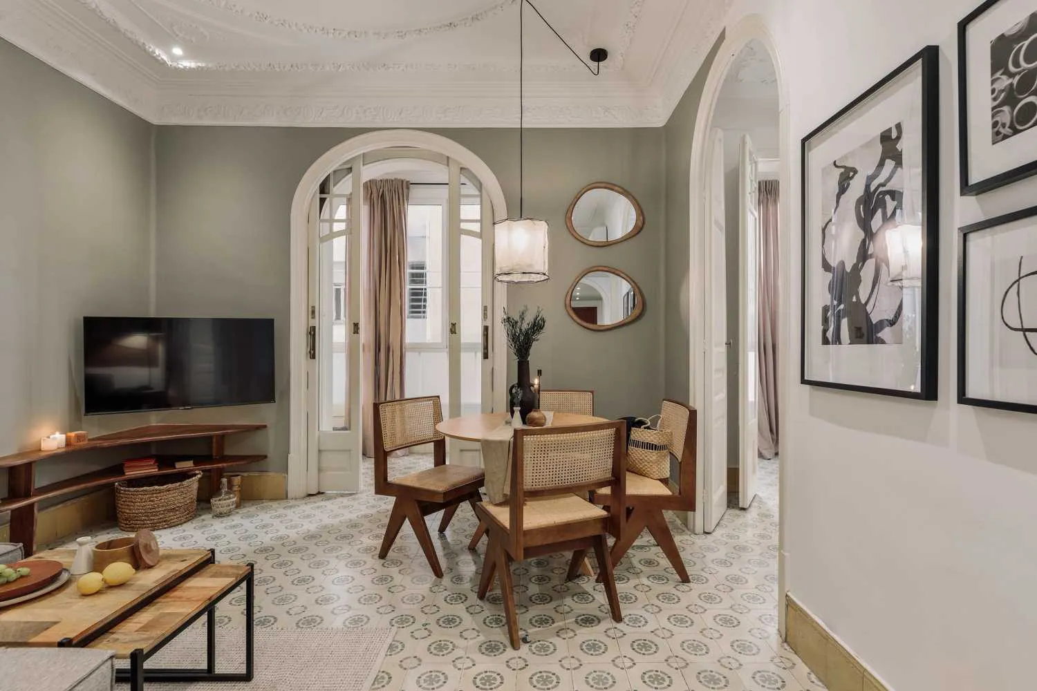 Spacious Barcelona Flat With Gigabit Internet, Dual Monitors & Premium Home Office Setup #3