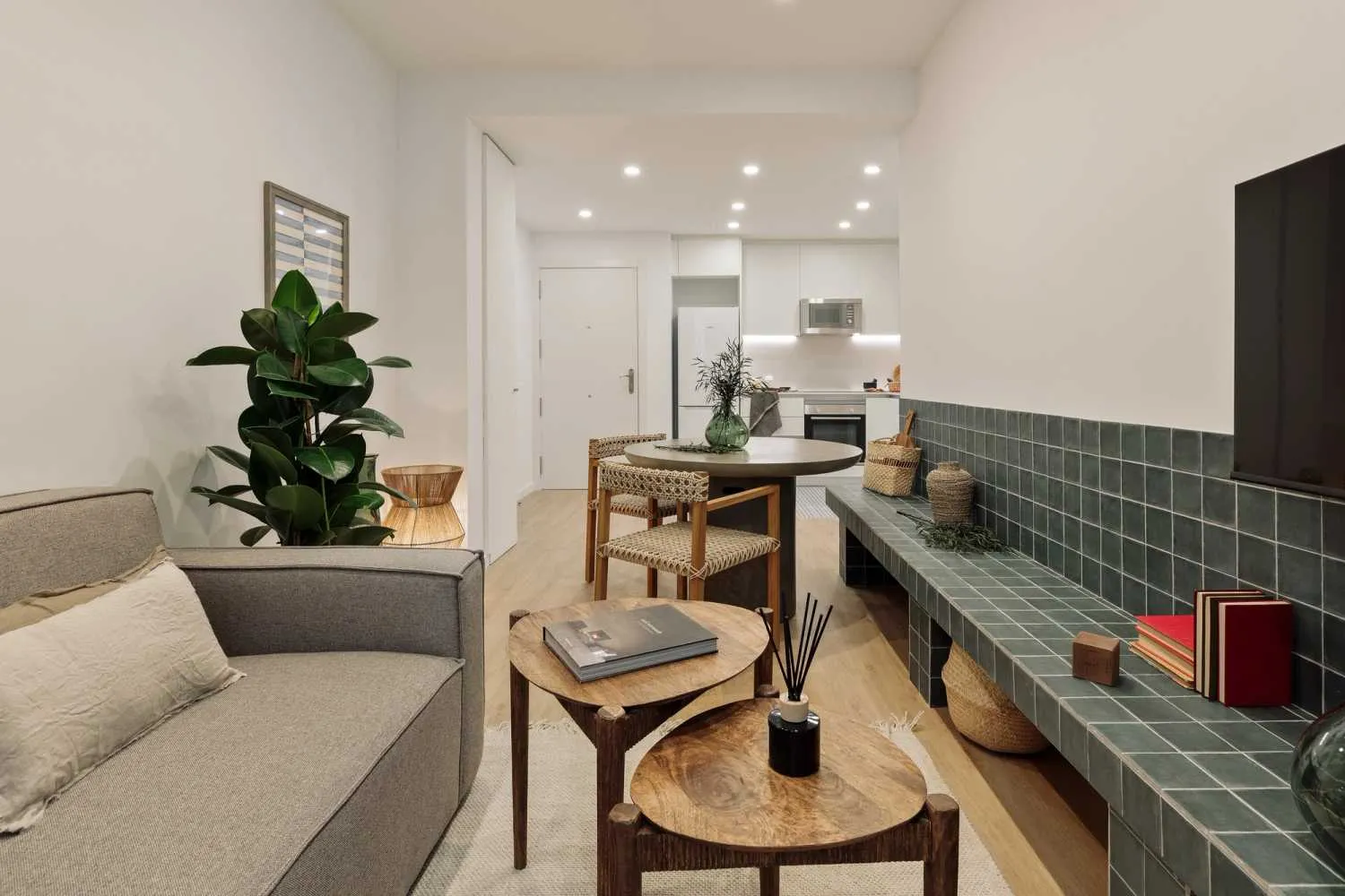 Chic Barcelona Flat With Gigabit Internet & Pro Workspace For Remote Professionals #4