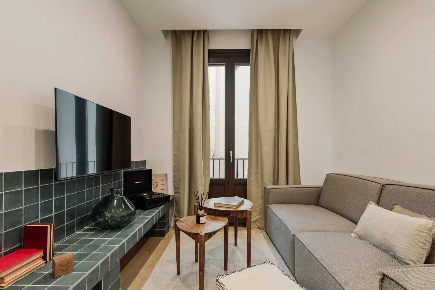 Chic Barcelona Flat With Gigabit Internet & Pro Workspace For Remote Professionals #3