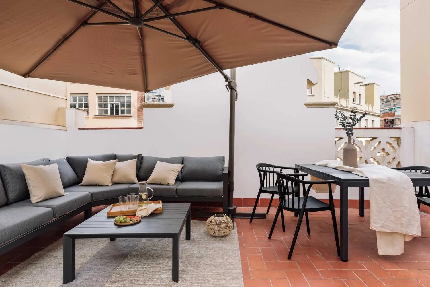 Elegant Barcelona Flat With Ultra-fast Wifi, Dual Monitors & Chef's Kitchen For Remote Work #3