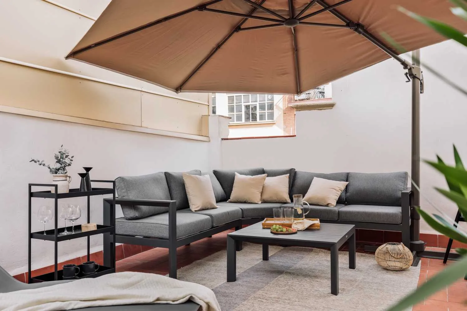 Elegant Barcelona Flat With Ultra-fast Wifi, Dual Monitors & Chef's Kitchen For Remote Work #2