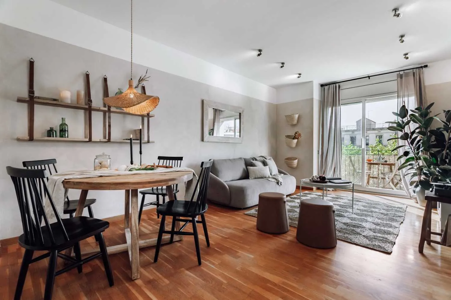 Modern Barcelona Penthouse With High-speed Fiber & Professional Home Office Setup #2