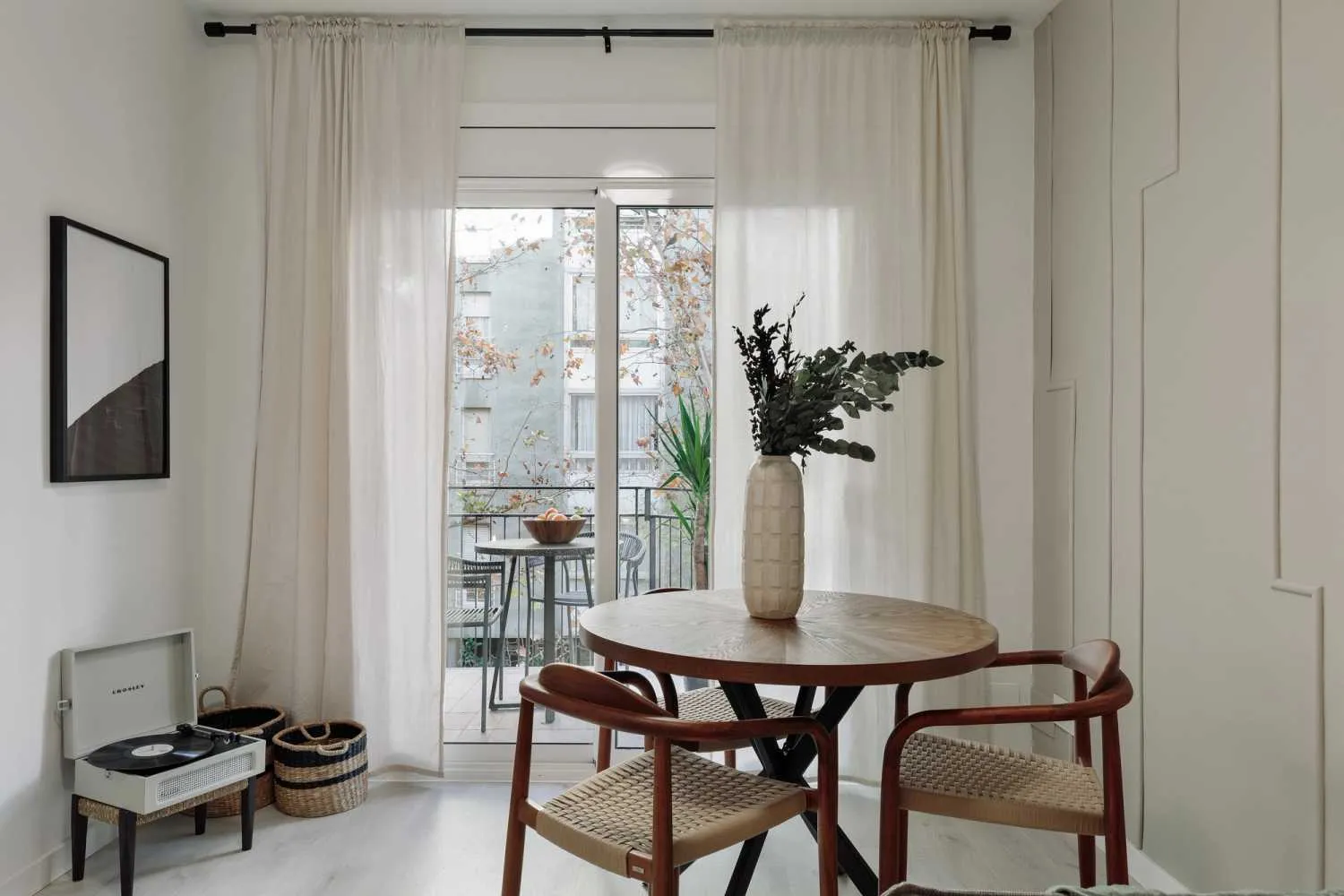 Urban Barcelona Flat With Gigabit Internet & Professional Home Office Setup #3