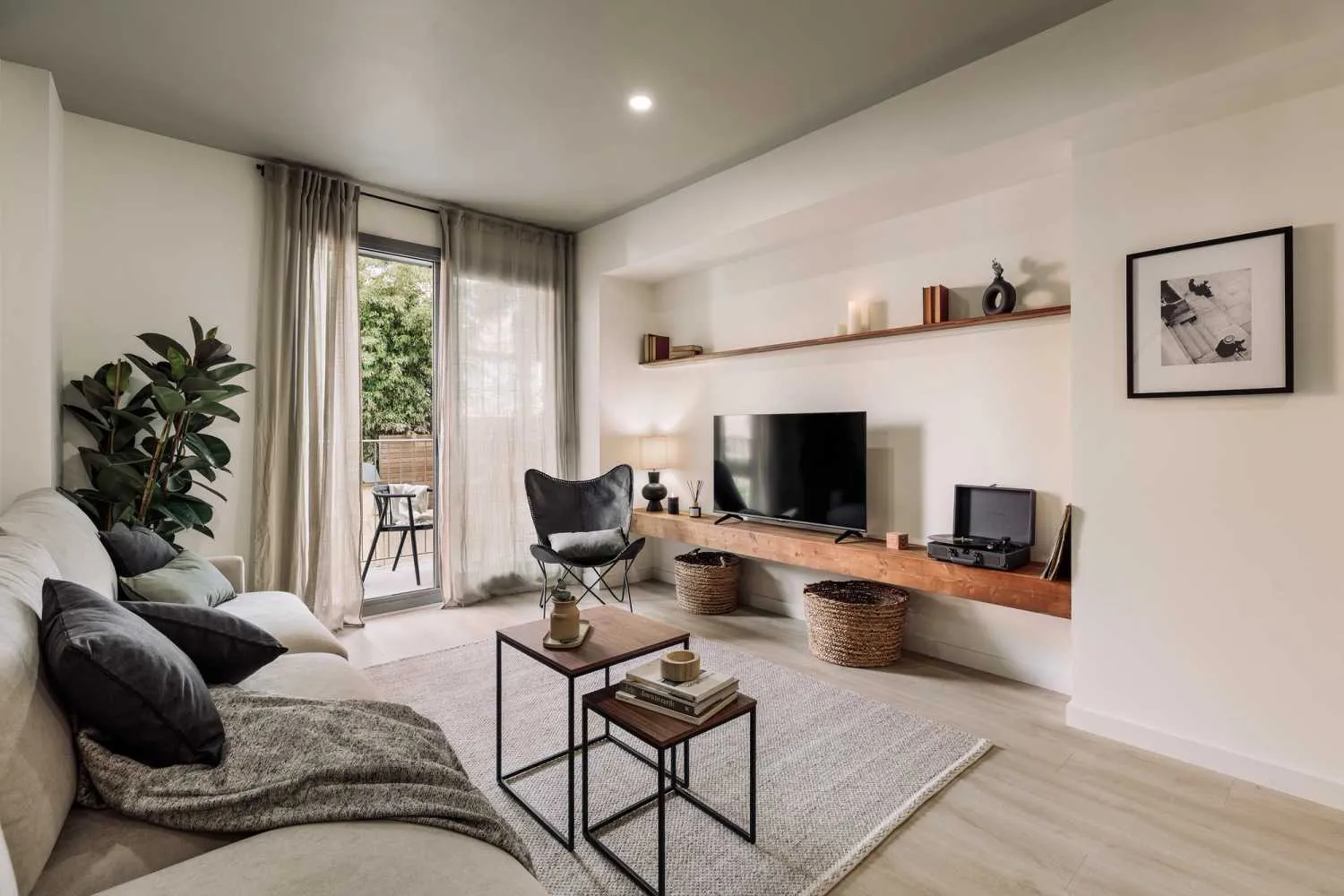 Airy 88m2 Barcelona Flat With Gigabit Internet, Pro Workspace & Hd Video Setup #4