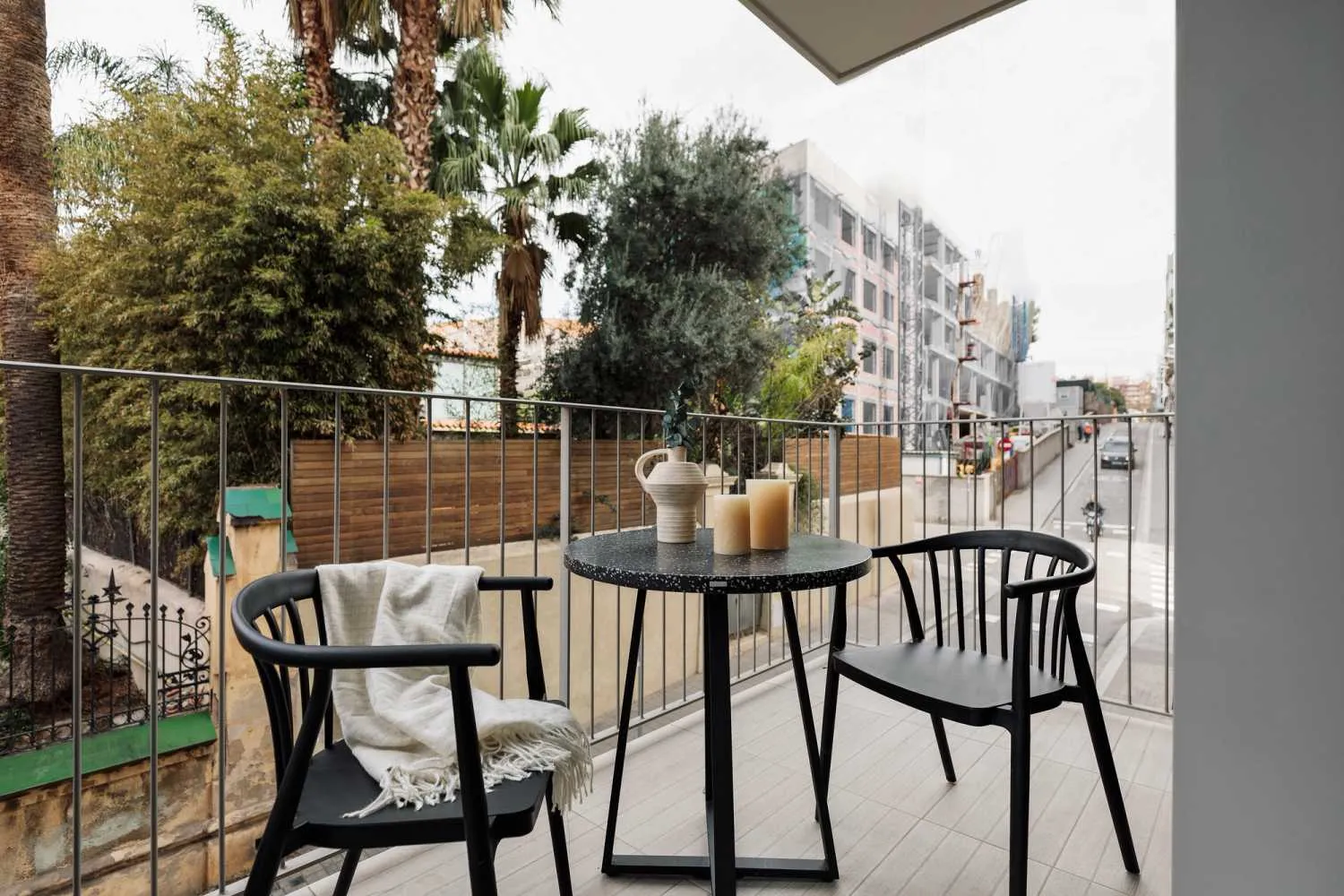 Airy 88m2 Barcelona Flat With Gigabit Internet, Pro Workspace & Hd Video Setup #5