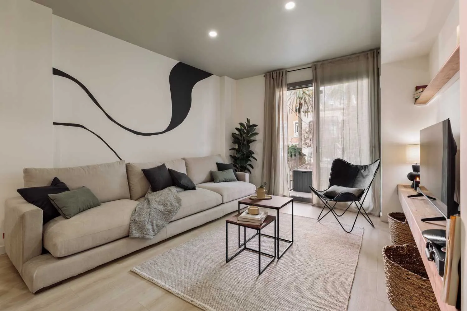Airy 88m2 Barcelona Flat With Gigabit Internet, Pro Workspace & Hd Video Setup #2