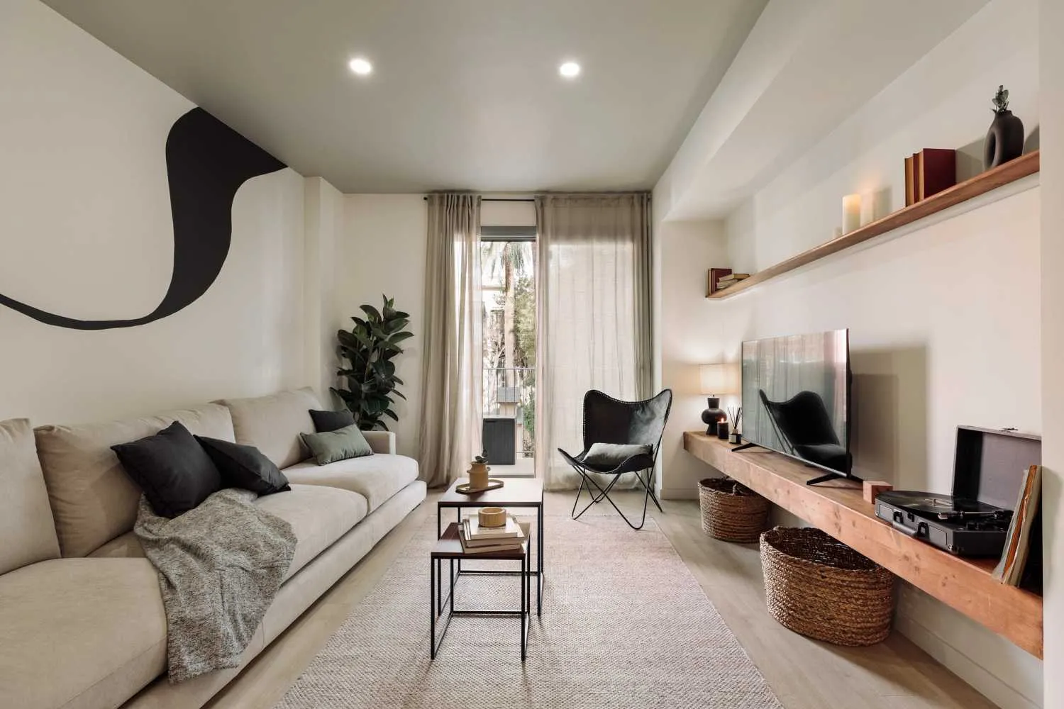 Airy 88m2 Barcelona Flat With Gigabit Internet, Pro Workspace & Hd Video Setup #3