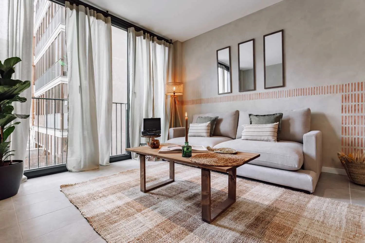 Designer City Flat With Ultra-fast Wifi & Dual Monitors For Remote Work In Barcelona #4