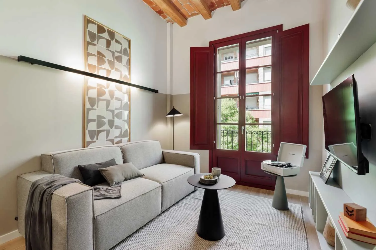 Trendy Barcelona Flat With Ultra-fast Wifi & Pro Home Office Setup For Remote Work #3