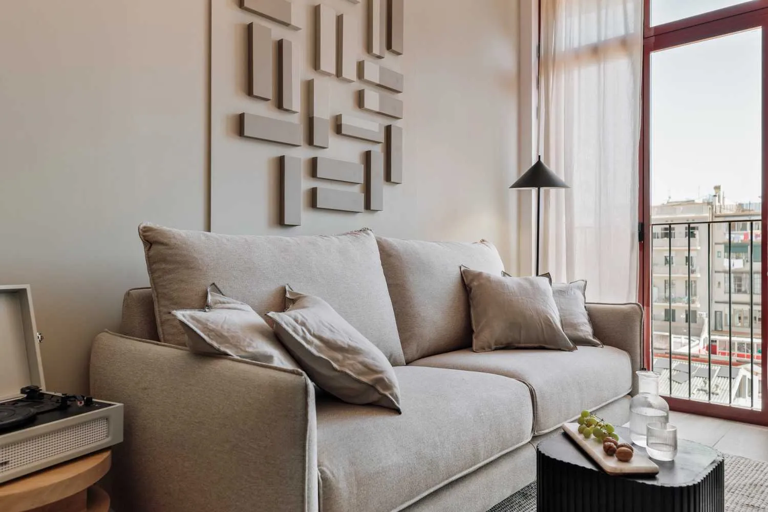 Contemporary 2-bed Flat With Premium Home Office & Chef's Kitchen In Barcelona #2