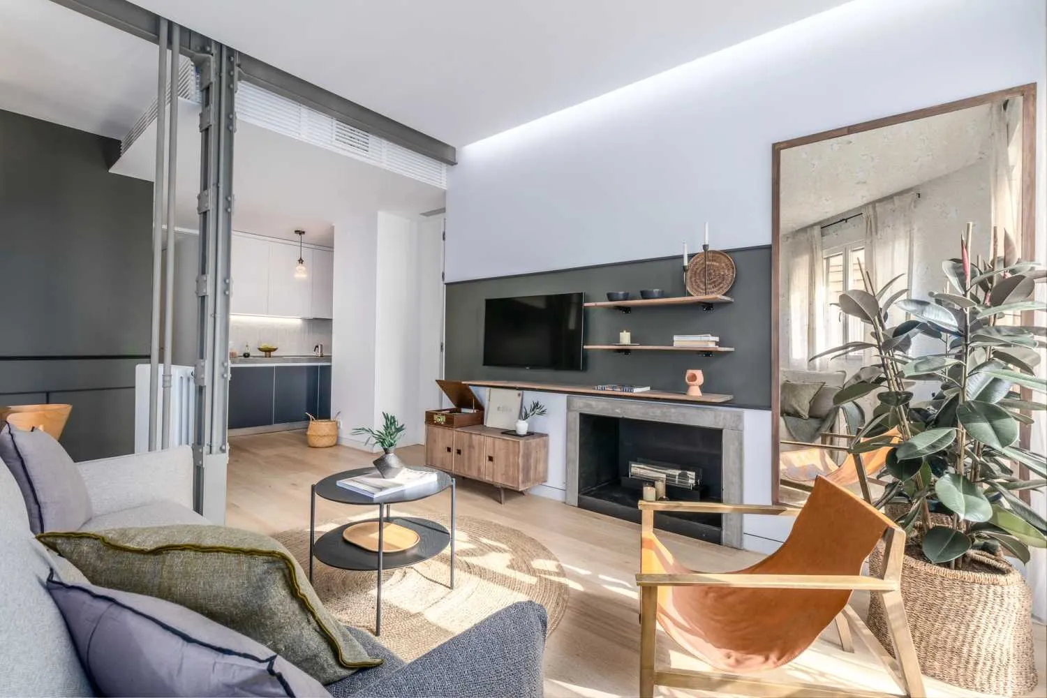 Luxurious Madrid Flat With High-speed Internet & Professional Workspace For Remote Work #4