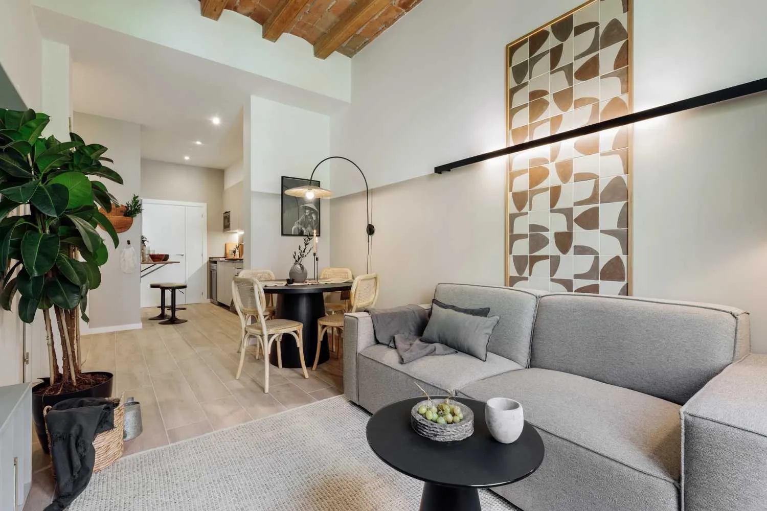 Modern Barcelona Flat With Gigabit Internet & Podcast-ready Workspace #3