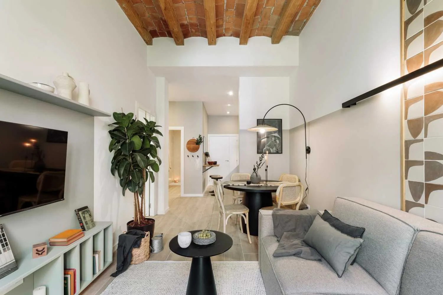 Modern Barcelona Flat With Gigabit Internet & Podcast-ready Workspace #4
