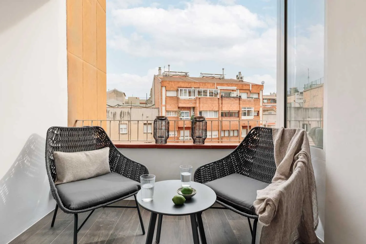 Premium Barcelona Apartment With High-speed Internet And Dedicated Home Office Space #2