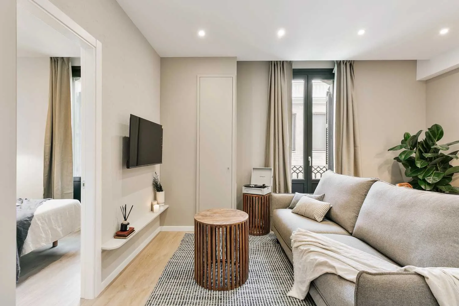 Modern Barcelona Flat With Ultra-fast Wifi & Pro Workstation Setup #2