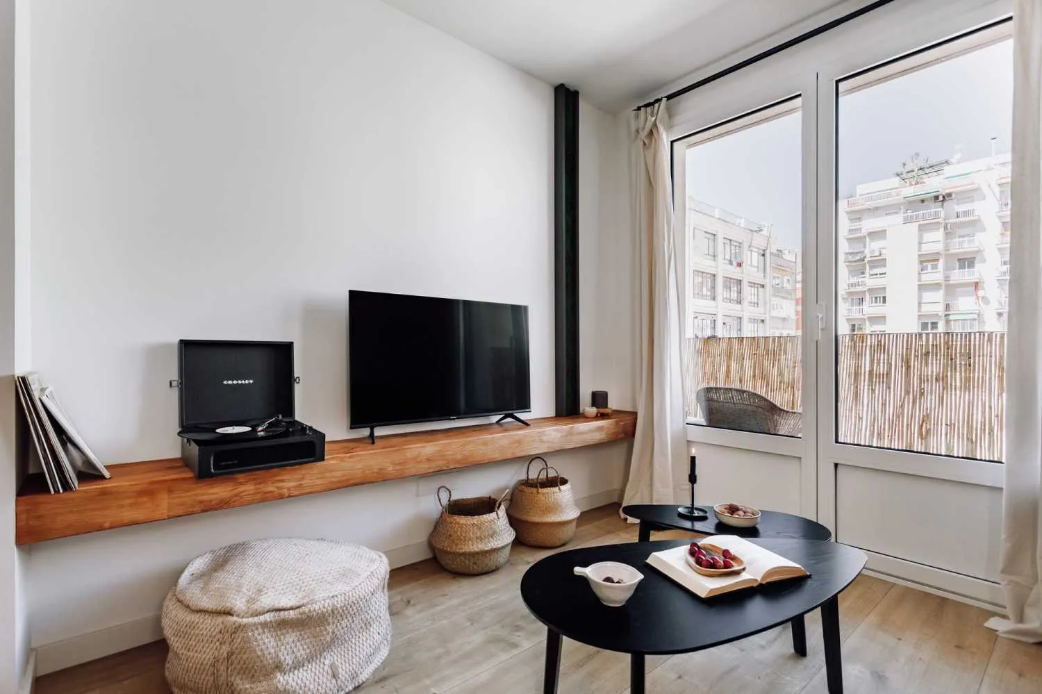 Stylish 75m2 Barcelona Flat With Gigabit Internet & Pro Workspace For Digital Nomads #5