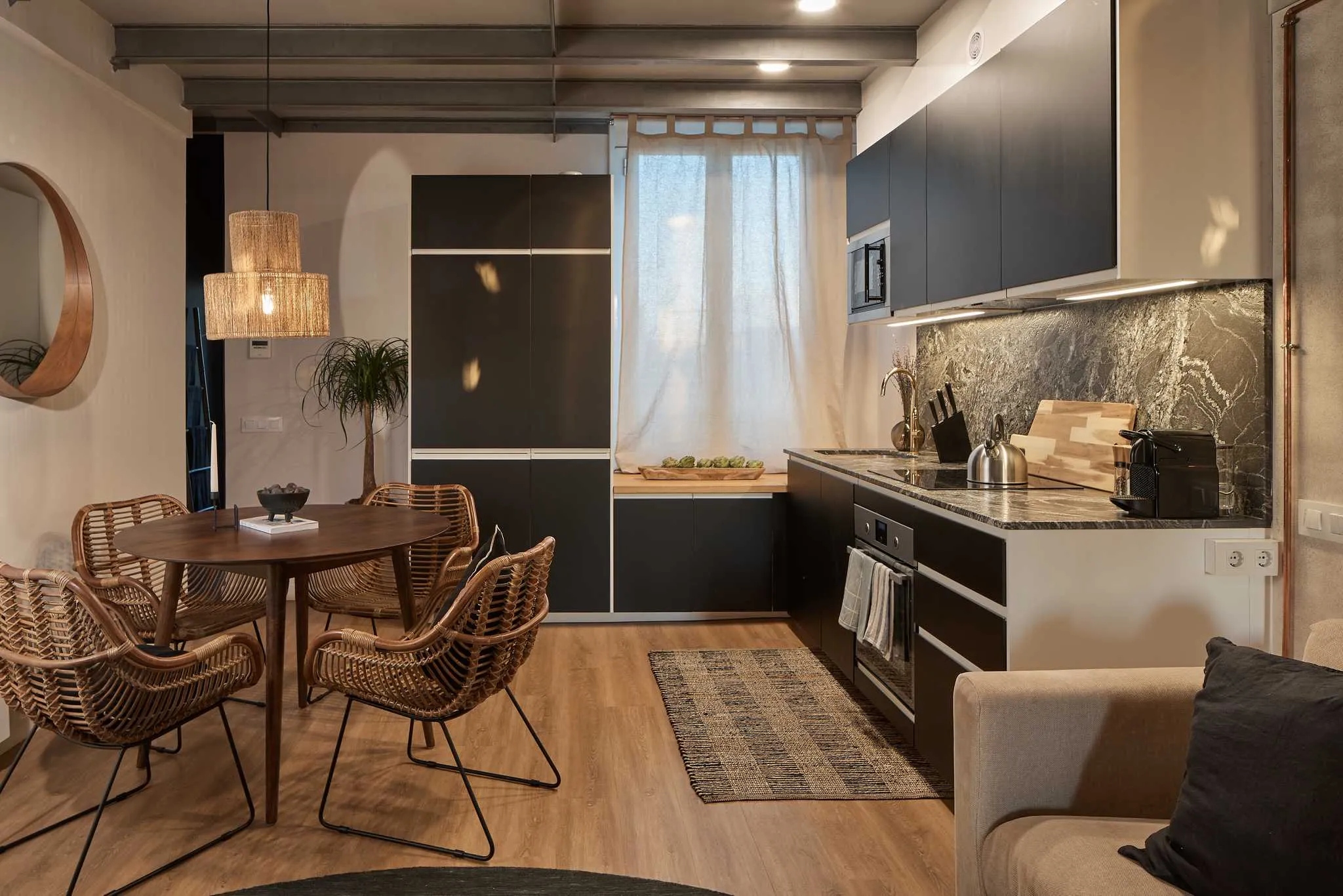 Urban 2br Flat With Pro Audio & Dual Monitors For Remote Work In Barcelona #2