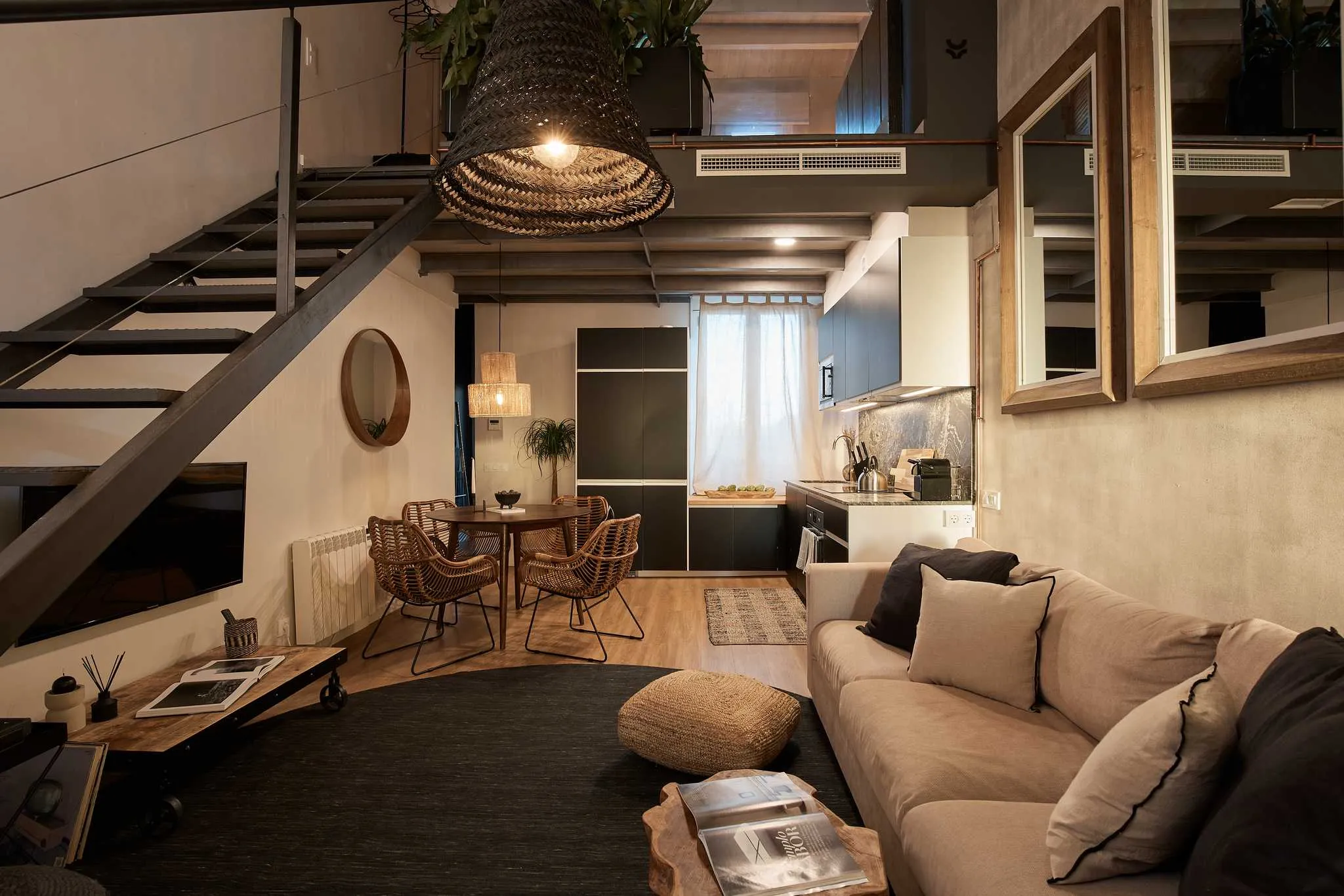 Urban 2br Flat With Pro Audio & Dual Monitors For Remote Work In Barcelona #3