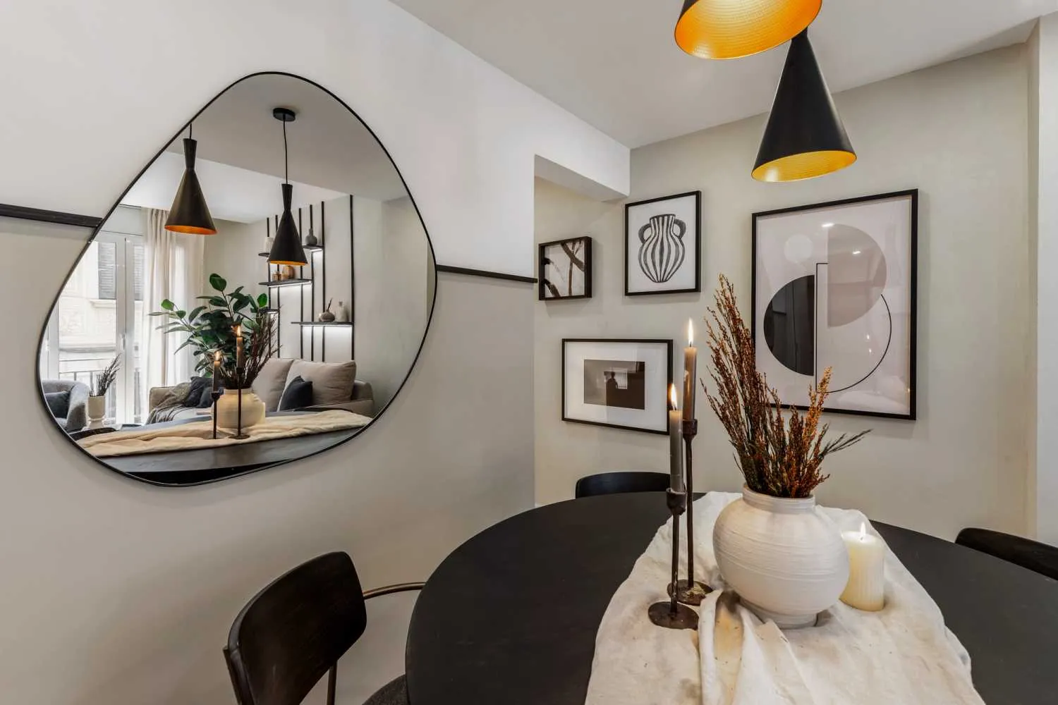 Upscale Barcelona Apartment With Gigabit Internet And Professional Home Office Setup #3